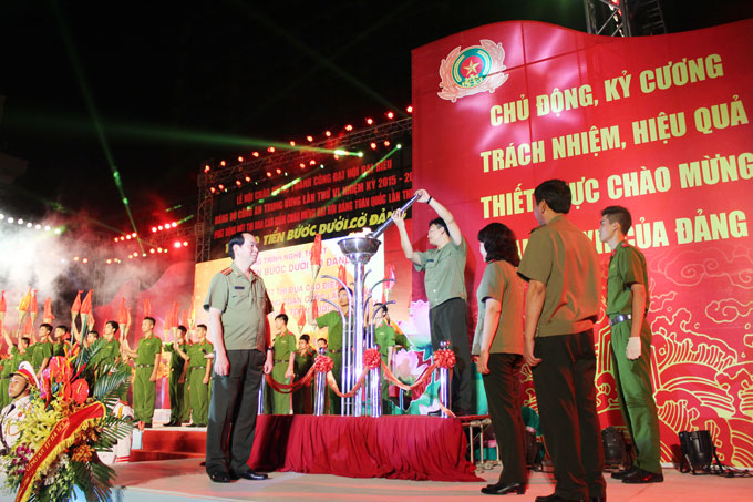 Đại diện các tổ chức quần chúng thắp lên ngọn lửa tiếp nối truyền thống dưới sự chứng kiến của Bộ trưởng Trần Đại Quang